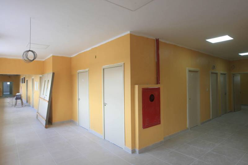A região nordeste do Estado vai contar com mais uma opção em atendimento de saúde de alta complexidade em pouco tempo. O Governo do Estado está finalizando a execução dos serviços do moderno Hospital Regional Público dos Caetés (foto), no município de Capanema, que entra na fase final para repasse à Secretaria de Estado de Saúde Pública – Sespa, responsável pelo funcionamento da nova casa de saúde. A previsão da Secretaria de Obras para finalizar o projeto é até o final de 2018, somando investimentos de R$37 milhões - recursos do tesouro do estadual, sendo R$ 25 milhões para obras físicas e R$ 12 milhões para aquisição de equipamentos. Após a entrega do Hospital, não apenas a população de Capanema, mais de outros 17 municípios próximos passarão a contar com estrutura de atendimento médico com 60 leitos, sendo 10 de UTI adulto e outros 10 de UTI neonatal, além de consultórios, centro cirúrgico com três salas transfusional, laboratório e banco de leite, entre outros serviços médicos.
FOTO: SIDNEY OLIVEIRA / AG. PARÁ
DATA:17.10.2018
CAPANEMA - PARÁ
<div class='credito_fotos'>Foto: Sidney Oliveira/Ag. Pará | <a href='/midias/2018/originais/b203ec64-e38f-4611-aef9-fb7264bfae9f.jpg' download><i class='fa-solid fa-download'></i> Download</a></div>
