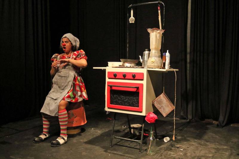 Doses de memórias, pitadas de risadas com poesia e interação com público. Tudo isso faz parte do espetáculo “Querem Caferem?” da artista e palhaça, Romana Melo. A apresentação será na quinta-feira (05), às 19h, com entrada franca, na Casa das Artes da Fundação Cultural do Pará (FCP). Este é o primeiro espetáculo solo da atriz que integra a trupe dos Palhaços Trovadores, desde 2007. A artista está encerrando uma oficina de “Palhaçaria” para mulheres na Casa das Artes e conta que o espetáculo solo traz um pouco de sua história de vida também. “Interpreto dois palhaços, a Lolita e o Uisquisito e mostro parte da convivência com a minha mãe, além de trazer memórias da minha infância. O cenário é todo em uma cozinha”, antecipa. Romana conta ainda que haverá uma interação com o público e o que espetáculo foi batizado com esse nome “Querem Caferem” por conta de uma pesquisa de mestrado em Artes, que está fazendo.
FOTO: ASCOM / FCP
DATA: 04.04.2018
BELÉM - PARÁ <div class='credito_fotos'>Foto: ASCOM FCP | <a href='/midias/2018/originais/b205d812-f10d-48da-b468-9944835afe74.jpg' download><i class='fa-solid fa-download'></i> Download</a></div>