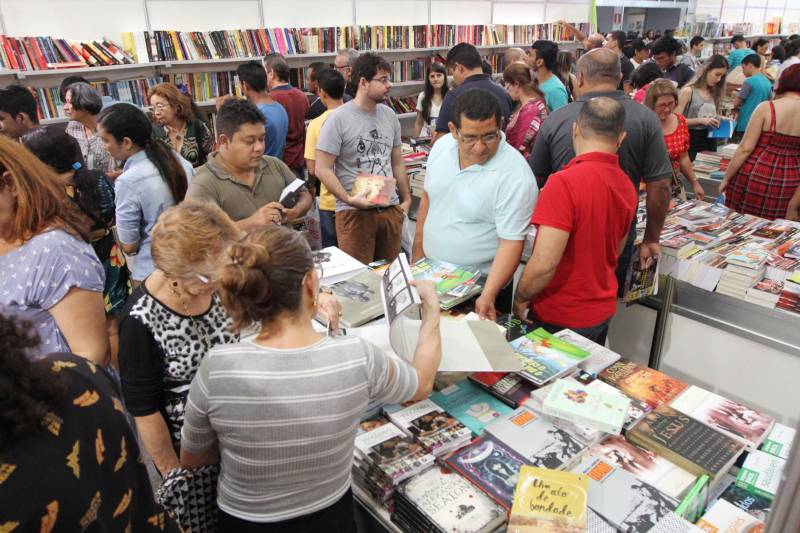 Uma programação extensa e diversificada marcou a abertura das atividades da XXII Feira Pan-Amazônica do Livro (foto) neste sábado (2), no Hangar – Centro de Convenções e Feiras da Amazônia, em Belém. Um grande público compareceu no primeiro dia, aproveitando as atrações culturais e as exposições nos estandes de livros.

FOTO: CRISTINO MARTINS / AG. PARÁ
DATA: 02.06.2018
BELÉM - PARÁ <div class='credito_fotos'>Foto: Cristino Martins/Ag. Pará   |   <a href='/midias/2018/originais/b211fae7-ca2a-4735-9bb3-c8ab789c3622.jpg' download><i class='fa-solid fa-download'></i> Download</a></div>