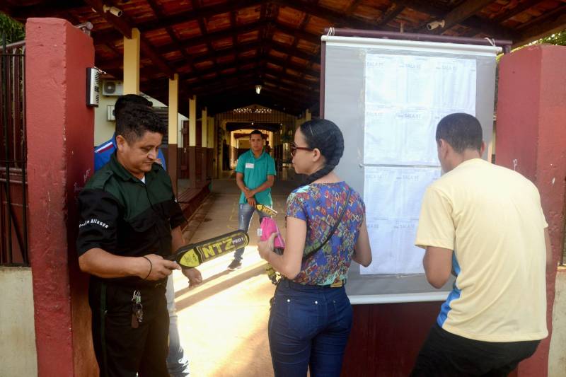No município de Abaetetuba (foto), 3.015 candidatos fizeram a prova do concurso da Seduc.
FOTO: ELISEU DIAS / ASCOM SEDUC
DATA: 24.06.2018
ABAETETUBA - PARÁ <div class='credito_fotos'>Foto: Eliseu Dias / Ascom Seduc | <a href='/midias/2018/originais/b2123e66-8639-4f83-9b24-75c4d213eaef.jpg' download><i class='fa-solid fa-download'></i> Download</a></div>