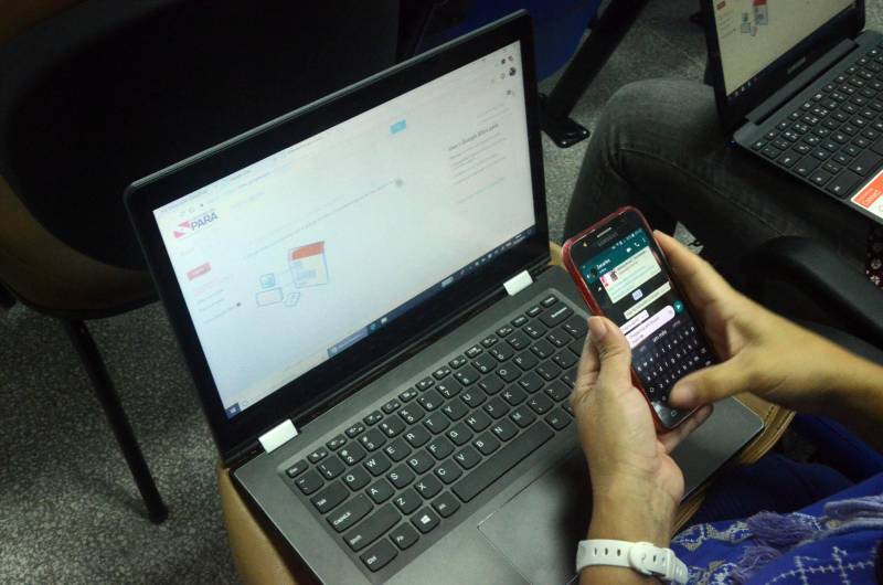 O celular, até então, grande vilão durante as aulas das escolas convencionais, promete ser um grande aliado da educação a partir da capacitação do Sedutec – programa que a Secretaria de Educação do Pará (Seduc), implanta na rede pública de ensino para disseminar o uso das ferramentas do Google para Educação, no âmbito das escolas e da gestão.

FOTO: ELISEU DIAS / ASCOM SEDUC
DATA: 25.05.2018
BELÉM - PARÁ <div class='credito_fotos'>Foto: Eliseu Dias / Ascom Seduc   |   <a href='/midias/2018/originais/b21351aa-178e-451b-a7cb-0edec0619a4f.jpg' download><i class='fa-solid fa-download'></i> Download</a></div>