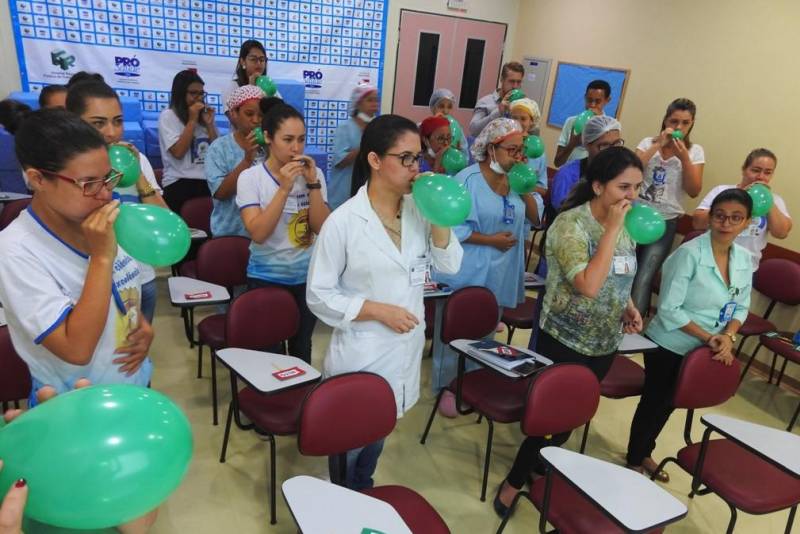 Luiz dos Santos é auxiliar de higiene e limpeza no Hospital Regional Público da Transamazônica (HRPT), em Altamira, no sudoeste do Pará. Ele utiliza diariamente sua voz, ao falar com usuários, acompanhantes e colegas. Além disso, quando não está na unidade, ele também precisa muito dela, já que se apresenta e faz gravações como cantor. Por isso, Luiz foi um dos participantes da palestra sobre cuidados e bom uso da voz, promovida nesta sexta-feira (20), no auditório do HRPT. Para o funcionário do hospital, tudo o que aprendeu nesta manhã será fundamental para cantar e mesmo se comunicar melhor. “É muito importante, aprendi muitas coisas que não sabia e agora vou colocar em prática. Aquecimento vocal, alongamentos, alimentação, respiração. Vou fazer tudo para melhorar”, disse o servidor.
FOTO: ASCOM / HRPT
DATA: 20.04.2018
LOCAL: ALTAMIRA - PARÁ <div class='credito_fotos'>Foto: ASCOM HRPT | <a href='/midias/2018/originais/b215928e-cb58-4c08-affa-442ea23045f5.jpg' download><i class='fa-solid fa-download'></i> Download</a></div>