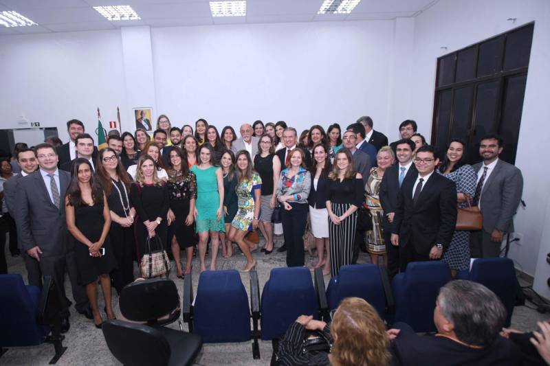 O Governo do Estado fez a entrega das novas instalações do prédio-sede da Procuradoria-Geral do Estado do Pará (PGE/PA), em Batista Campos, Belém, nesta quinta-feira (5). que envolvem obras de reforma e ampliação do órgão. Durante a cerimônia, o governador Simão Jatene assinou o Projeto de Lei que altera a Lei nº 6.813, de 25 de janeiro de 2017, que dispõe sobre a estruturação do Quadro de Apoio da PGE, a fim de ser encaminhado para apreciação à Assembleia Legislativa do Estado, em regime de urgência. O projeto propõe a transformação e a criação de novos cargos do quadro de servidores da atividade-meio, os quais poderão, inclusive, prestar apoio às atividades desenvolvidas pelos procuradores junto às secretarias de Estado. Os cargos serão ocupados por meio de concurso, na medida do interesse público e da disponibilidade orçamentária do Estado. As alterações propostas no Projeto de Lei devem-se às demandas judiciais expressivas das atividades da PGE e a anseios da categoria, como a reorganização da carreira em classes e referências, com definição de critérios para progressão e enquadramento funcional. A cerimônia teve a presença do procurador-geral do Estado, Ophir Cavalcante Junior, presidente da Associação dos Procuradores do Estado do Pará (Apepa), Ary Lima Cavalcanti, presidente da Associação dos Servidores da Procuradoria-Geral do Estado do Pará (ASPGE), Brunna Valescka de Carvalho Silva, procuradores e servidores da instituição.
FOTO: CRISTINO MARTINS / AG. PARÁ
DATA: 05.04.2018
BELÉM - PARÁ <div class='credito_fotos'>Foto: Cristino Martins/Ag. Pará | <a href='/midias/2018/originais/b216bb47-12f5-468e-a3c4-3d434bbfd24d.jpg' download><i class='fa-solid fa-download'></i> Download</a></div>