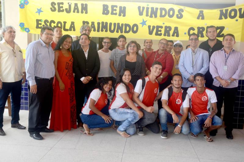 A Escola de Ensino Fundamental e Médio Raimundo Vera Cruz, localizada às margens da BR-316, no município de Ananindeua (Região Metropolitana de Belém), recebeu nesta quarta-feira (19) alunos, coordenadores, professores e toda a equipe responsável pela obra de reforma, e agora integra o grupo de mais 11 estabelecimentos de ensino entregues somente em dezembro no Pará. O prédio tem vários anexos, e todos passaram por total reestruturação. Com 12 salas de aula, a escola dispõe ainda de laboratório de informática e laboratório multidisciplinar, além de sala de atendimento especializado, auditório, quadra poliesportiva e um amplo e climatizado refeitório. Tudo dentro dos padrões de acessibilidade.

FOTO: RAI PONTES / ASCOM SEDUC
DATA: 19.12.2018
ANANINDEUA - PARÁ <div class='credito_fotos'>Foto: Rai Pontes/Ascom Seduc   |   <a href='/midias/2018/originais/b21a9c9f-0e68-4290-9ff4-9669f049c86f.jpg' download><i class='fa-solid fa-download'></i> Download</a></div>