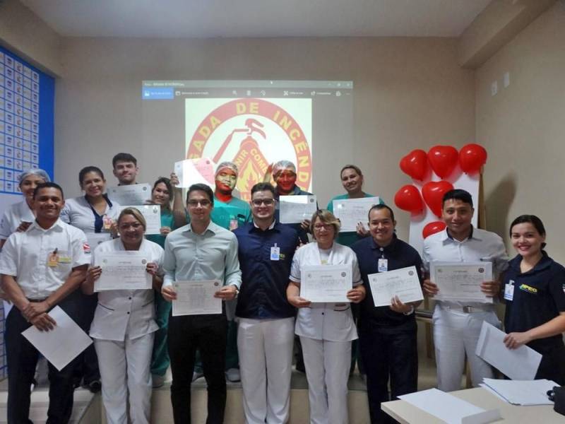 Com o objetivo de preparar os funcionários que fazem parte da Brigada de Incêndio, contribuindo para a prevenção e o combate a esse tipo de ocorrência, o Hospital Público Estadual Galileu (HPEG), em Belém, entregou nesta quinta-feira (7) os certificados de conclusão aos 26 participantes (foto) o curso de Brigada de Incêndio, promovido em abril deste ano, com carga horária de 20 h. O diretor-geral do Hospital Galileu, Saulo Mengarda, ressaltou a importância da capacitação contínua oferecida aos brigadistas da unidade. “Essa Brigada é muito importante para todos nós dentro do hospital, porque no Brasil precisamos reforçar essa cultura de prevenção, de estarmos preparados para uma situação de emergência, e não agir apenas quando o sinistro já ocorreu. E como não estamos habituados a situações de emergência, é preciso treinar para estarmos preparados”, frisou.
FOTO: ASCOM / HPEG
DATA: 07.06.2018
BELÉM - PARÁ <div class='credito_fotos'>Foto: ASCOM / HPEG | <a href='/midias/2018/originais/b21affb7-dd99-4797-be49-a951a9450bd5.jpg' download><i class='fa-solid fa-download'></i> Download</a></div>
