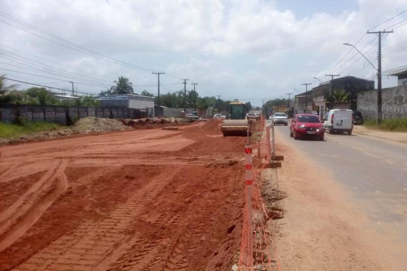 O projeto de mobilidade urbana da Rodovia Tapanã e da Rua Yamada vai permitir melhor circulação entre o Distrito de Icoaraci e o centro de Belém para o tráfego geral, com impactos diretos nos bairros Tapanã, Coqueiro, Val de Cans, Parque Verde e Benguí, beneficiando direta ou indiretamente quase meio milhão de pessoas.
FOTO: ASCOM / NGTM
DATA: 30.10.2018
BELÉM - PARÁ <div class='credito_fotos'>Foto: ASCOM NGTM | <a href='/midias/2018/originais/b220a109-6795-484d-952f-f4d407b96ecf.jpg' download><i class='fa-solid fa-download'></i> Download</a></div>