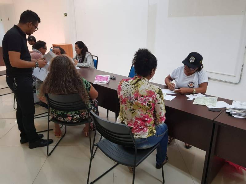 Diante da grande procura por emissão de carteira de identidade na Estação Cidadania Marabá, no sudeste paraense, a fila de espera para tirar o Registro Geral (RG) já previa atendimento até 2019. Para reduzir esse tempo de espera, a Polícia Civil do Pará começou nesta sexta-feira (23) a “Operação Polícia Cidadã”, no segundo piso do Shopping Center da sede municipal. O mutirão, que conta com 11 servidores da Secretaria de Estado de Segurança Pública e Defesa Social (Segup), prevê a emissão de 300 documentos por dia.
FOTO: KÉLIA SANTOS / ASCOM CRGSP
DATA: 23.03.2018
MARABÁ - PARÁ <div class='credito_fotos'>Foto: KÉLIA SANTOS / ASCOM CRGSP | <a href='/midias/2018/originais/b22192b1-ae72-4706-8a13-956293e4b1a3.jpg' download><i class='fa-solid fa-download'></i> Download</a></div>