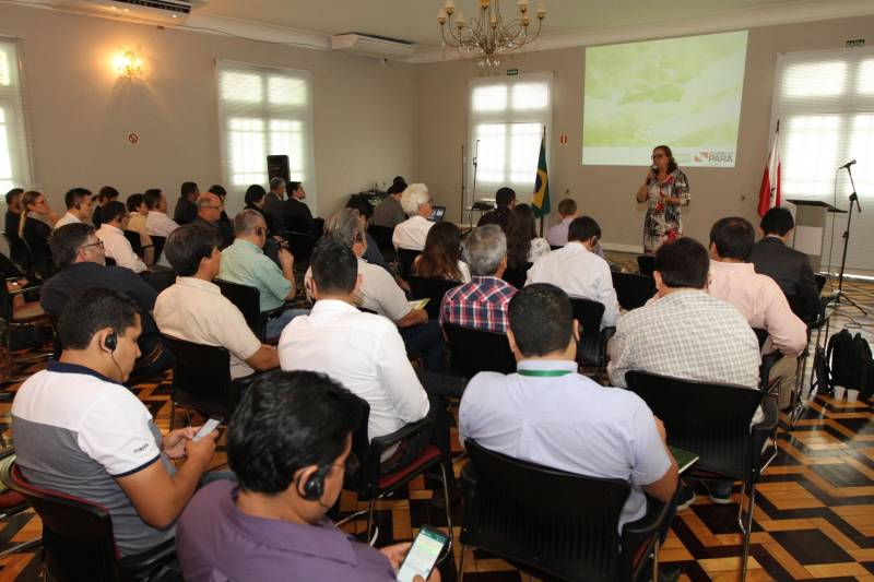 Cerca de 60 integrantes de entidades governamentais de cinco países começaram a conhecer nesta terça-feira, 13, ações do Governo do Pará nas gestões ambiental e comercial na área de produção agrícola. A ação é organizada pelo Instituto Solidaridad, um grupo de profissionais com interesse em fortalecer a participação política de organizações sociais, públicas e o setor empresarial.
FOTO: CRISTINO MARTINS / AG. PARÁ
DATA: 13.11.2018
BELÉM - PARÁ <div class='credito_fotos'>Foto: Cristino Martins/Ag. Pará | <a href='/midias/2018/originais/b22f6381-d410-47cc-921e-9783fc12f8f3.jpg' download><i class='fa-solid fa-download'></i> Download</a></div>