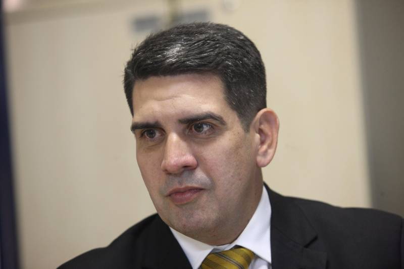 O Governo do Pará inaugura, na próxima quarta-feira (23), a 2ª Divisão de Atendimento ao Adolescente (Data) do Estado. O prédio fica no bairro do Coqueiro, em Ananindeua, e terá circunscrição também em Marituba. Serão duas novas viaturas e 30 servidores voltados para descentralizar o serviço prestado pelo órgão, antes restrito ao prédio localizado no bairro do Jurunas, em Belém. O objetivo é atender ainda os outros municípios da região metropolitana, agilizando o atendimento relacionado a atos infracionais praticados por menores. O investimento é estimado em R$ 390.628 mil reais. A nova unidade, vinculada à Diretoria de Atendimento a Grupos Vulneráveis (DAV), vai diminuir o tempo de espera para lavratura dos procedimentos, trazendo maior comodidade à população. “Vai melhorar muito, porque, por exemplo, quando tem situações flagranciais em Marituba, e uma viatura precisa se deslocar para cá para registrar, é policial a menos nas ruas, é gasto com combustível. Fora que por ser mais próximo desses outros municípios, vai diminuir a subnotificação, que ocorre quando os responsáveis não fazem a ocorrência porque é longe”, explicou o diretor da Data, Roberto Gomes (foto).

FOTO: MARCELO LELIS / AG. PARÁ
DATA: 28.05.2018
BELÉM - PARÁ  <div class='credito_fotos'>Foto: Marcelo Lelis / Ag. Pará   |   <a href='/midias/2018/originais/b230b654-de3b-4ee1-8ff9-2a8503ab36b9.jpg' download><i class='fa-solid fa-download'></i> Download</a></div>