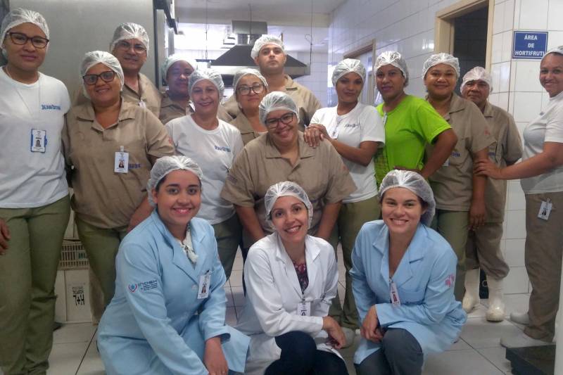 A cozinha do Hospital Jean Bitar (HJB), em Belém, conquistou o selo Green Kitchen, que reconhece o constante aprimoramento do seu padrão de qualidade em benefício de seus usuários, na sua região e seu ambiente social, baseado na alimentação saudável servida aos colaboradores, usuários e acompanhantes; ambientação natural e sustentabilidade. Na foto, a nutricionista compartilha a conquista com sua equipe.

FOTO: ASCOM HJB
DATA: 26.05.2018
BELÉM - PARÁ <div class='credito_fotos'>Foto: ASCOM HJB   |   <a href='/midias/2018/originais/b230db8b-8839-4bd9-a4a0-dc0c6c1c9717.jpg' download><i class='fa-solid fa-download'></i> Download</a></div>