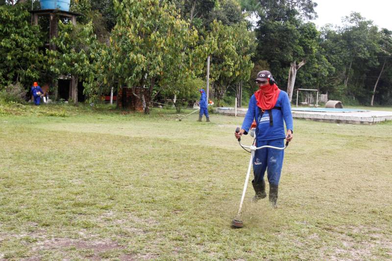 A Superintendência do Sistema Penitenciário do Estado do Pará (Susipe) e a Fundação Pro Paz realizaram, na manhã desta quinta-feira (5), uma ação do Projeto “Conquistando a Liberdade” no Instituto Bola Branca, um dos polos de integração do Pro Paz, localizado no distrito de Outeiro. No total, cinco presos do regime semiaberto, custodiados na Colônia Penal Agrícola de Santa Izabel (CPASI) trabalharam na instituição realizando serviços gerais como capina, roçagem e poda das árvores, além de pequenos reparos nos muros da instituição. O objetivo do projeto é reintegração social do preso, por meio da prestação de serviços à comunidade.
FOTO: AKIRA ONUMA / ASCOM SUSIPE
DATA: 05.07.2018
OUTEIRO - PARÁ <div class='credito_fotos'>Foto: Akira Onuma / Ascom Susipe | <a href='/midias/2018/originais/b23c1bdf-5586-4ba8-a90a-68d9d9ccded6.jpg' download><i class='fa-solid fa-download'></i> Download</a></div>