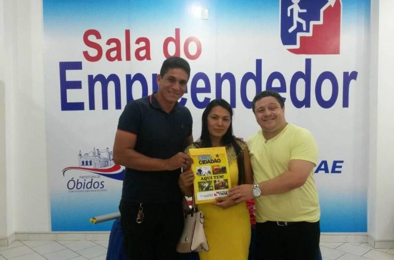 A agenda do CredCidadão, no Baixo Amazonas, encerrou nessa sexta feira (04) no município de Óbidos, liberando R$ 90.200,00 a 28 empreendedores de diferentes atividades econômicas - armarinho; restaurante; confecção; assistência técnica de celular; mercearia; oficina de refrigeração; peças íntimas; mercadinho, entre outras. Em três dias, o CredCidadão liberou recurso na ordem de R$ 438.600,00, beneficiando diretamente 117 micro e pequenos empreendedores na região. A solenidade contou com a presença do prefeito de Óbidos, Chico Alfaia, do vice-prefeito, Isomar Castro de Barros, do presidente da Câmara de Vereadores, José Carlos Silva, da secretária de Desenvolvimento Social, Izalina da Silva, da coordenadora do polo Oeste do CredCidadão, Marília Miléo, e do diretor-operacional do programa, Rodolfo Guedes, que na ocasião representou o diretor-geral, Jorge Rezende.
FOTO: MARÍLIA MILÉO / ASCOM CREDCIDADÃO
DATA: 05.05.2018
SANTARÉM - PARÁ <div class='credito_fotos'>Foto: MARÍLIA MILÉO / ASCOM CREDCIDADÃO | <a href='/midias/2018/originais/b23fad5e-d08b-4ef6-a467-5b9c54da88e1.jpg' download><i class='fa-solid fa-download'></i> Download</a></div>
