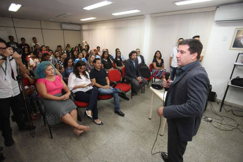 Após seis meses de captação, contabilização e estudos de dados obtidos de diversas instituições do Estado e do país, a Fundação Amazônia de Amparo a Estudos e Pesquisas (Fapespa) lançou, nesta quarta-feira (4), o “Perfil da Juventude Paraense 2018”, estudo que tem por principal objetivo, disponibilizar um conjunto de informações que identifica a juventude do Pará, visando contribuir para a manutenção de uma agenda que dará tratamento especial aos jovens do Estado. “Lançamos um documento inédito que contempla diversas faces da juventude paraense, desde onde ela está, quantos são, quais suas dificuldades e até mesmo quais seus sonhos. Podemos descobrir, entre outros dados, que 26% da população do Pará é de jovens entre 15 e 29 anos, sendo que destes, 22% (o equivalente a 521 mil), estão sem estudar e sem trabalhar, o que pode fazer com que se envolvam com a criminalidade”, explicou Eduardo Costa (foto), presidente da Fapespa.
FOTO: CARLOS SODRÉ / AG. PARÁ
DATA: 04.04.2018
BELÉM - PARÁ <div class='credito_fotos'>Foto: Carlos Sodré/Agência Pará | <a href='/midias/2018/originais/b2502785-b031-4234-a045-be013488f355.jpg' download><i class='fa-solid fa-download'></i> Download</a></div>