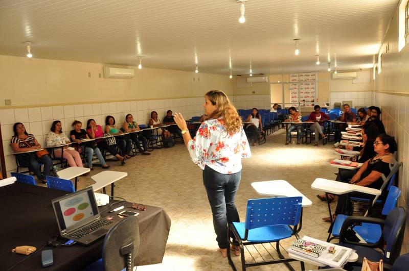 Participam do curso, técnicos de enfermagem da Atenção Básica, dos Centros e Unidades de Referência à Saúde da Mulher, da Unidade de Alta Complexidade em Oncologia (Unacon), Hospital Regional e o Hospital Ophir Loyola, abrangendo os municípios de Ananindeua, Belém, Benevides, Bragança, Breves, Castanhal, Ponta de Pedras, Salinópolis, Santa Izabel e Santa Bárbara
FOTO: JOSÉ PANTOJA / ASCOM SESPA
DATA: 19.03.2018
BELÉM - PARÁ <div class='credito_fotos'>Foto: José Pantoja / Ascom Sespa | <a href='/midias/2018/originais/b252cf32-527f-42c7-a782-88e02448f07c.jpg' download><i class='fa-solid fa-download'></i> Download</a></div>