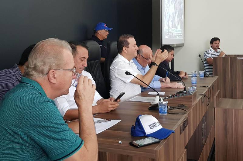 Neste domingo (20), o secretário regional de Governo do sudeste do Pará, Jorge Bittencourt, representando o governador do Estado, Simão Jatene, assinou convênio com a Prefeitura para a construção de uma nova câmara municipal de vereadores no município de Conceição do Araguaia. O investimento é de R$ 1.232.293,60, sendo R$ 332.293,60 de contrapartida do município. O presidente da Assembleia Legislativa do Pará (Alepa), Márcio Miranda, outros deputados e o senador Flexa Ribeiro participaram da comitiva do Governo do Estado na Câmara Municipal de Conceição.
FOTO: ASCOM CRGSP
DATA: 20.05.2018
CONCEIÇÃO DO ARAGUAIA - PARÁ <div class='credito_fotos'>Foto: ASCOM CRGSP | <a href='/midias/2018/originais/b25602fc-d242-4770-9603-b6daa4fd170b.jpg' download><i class='fa-solid fa-download'></i> Download</a></div>