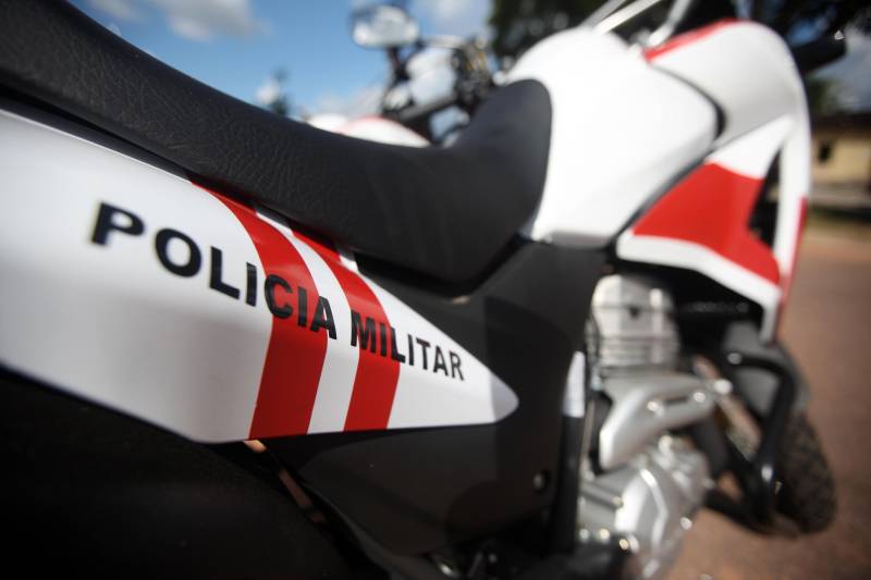 Os batalhões de Policiamento da PM de Barcarena (foto) e Abaetetuba, no Baixo Tocantins, receberam na tarde desta quinta-feira (21), 14 viaturas e 20 motocicletas para o reforço da segurança pública nas cidades. Os dois municípios pertencem ao Comando de Policiamento Regional IX, que realiza o policiamento em 10 municípios da região. O CPR IX também está formando 134 novos policias que deverão ser integrados ao policiamento no mês de julho. Participaram da entrega o comandante geral da PM, coronel Hilton Benigno, o presidente da Assembleia Legislativa do Pará (Alepa), deputado estadual Márcio Miranda e os deputados Ana Cunha e Celso Sabino. O coronel Hilton Benigno comentou que toda a frota de veículos da PM foi renovada. “A renovação traz melhores condições de trabalho ao policial”, afirmou.
FOTO: THIAGO GOMES / AG. PARÁ
DATA: 21.06.2018
BARCARENA - PARÁ <div class='credito_fotos'>Foto: Thiago Gomes /Ag. Pará | <a href='/midias/2018/originais/b25ed44a-9acd-4519-843d-e227a7e94b29.jpg' download><i class='fa-solid fa-download'></i> Download</a></div>