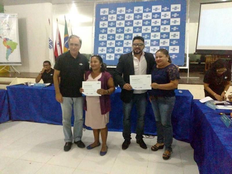O Governo do Pará, por meio da Secretaria Estadual de Ciência, Tecnologia e Educação Tecnológica (Sectet), certificou mais de 450 concluintes de cursos realizados no âmbito do programa Pará Profissional nos municípios de Barcarena e Breves, na quinta-feira (22), e em Óbidos, nesta sexta-feira (23). Em Barcarena, os cursos tiveram Senac, Senar e Senai como unidades executoras. No caso de Breves e Óbidos, o executor foi somente o Senac local. Instituído pela Lei no 8.427, de 16 de novembro de 2016, o Pará Profissional é um dos principais instrumentos de superação das desigualdades inter-regionais, com a finalidade de ofertar educação profissional e tecnológica nas diversas modalidades a fim de consolidar, ampliar e verticalizar as cadeias produtivas aos eixos prioritários de desenvolvimento no Estado. A coordenação do programa foi determinada à Sectet. Na foto, certificação em Breves.
FOTO: ASCOM / SECTET
DATA: 23.02.2018
BREVES - PARÁ <div class='credito_fotos'>Foto: Ascom Sectet | <a href='/midias/2018/originais/b26161b1-90b8-4e57-bf6a-b4ab1c119330.jpg' download><i class='fa-solid fa-download'></i> Download</a></div>