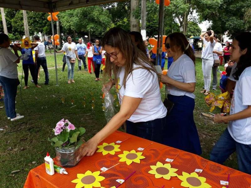 A Praça é um lugar público e de socialização. Pensando no potencial de mobilização do espaço que, a Fundação Pro Paz, por meio do Pro Paz Integrado e Pro Paz nos bairros trouxe nesta manhã (22) espetáculos, música na voz de Nazaré Pereira e ação de conscientização sobre violência e exploração sexual. A programação é alusiva ao último dia 16, que marca o Dia Estadual de enfrentamento à exploração sexual contra crianças e adolescentes. "É importante unir nesta ação os dois programas, o 'Bairros' e o 'Integrado', pois eles trabalham a prevenção a reparação das situações de abuso e exploração sexual contra crianças e adolescentes. Estar na praça possibilita a população conhecer os nossos serviços, assim como alertar as famílias sobre esse tipo de violência", pontuou Naiana Dias (foto) coordenadora do Pro Paz Integrado. Os grupos de teatro da UIPP terra firme, grupo de dança do polo UFPA e sacramenta, Orquestra de percussão sustentável do Pro Paz se apresentaram para os presentes.
FOTO: EMANUELE CORRÊA / ASCOM PRO PAZ
DATA: 22.04.2018
BELÉM - PARÁ <div class='credito_fotos'>Foto: EMANUELE CORRÊA / ASCOM PRO PAZ | <a href='/midias/2018/originais/b264f31f-9cfb-4c8e-9a4b-a2e10fe29a85.jpg' download><i class='fa-solid fa-download'></i> Download</a></div>