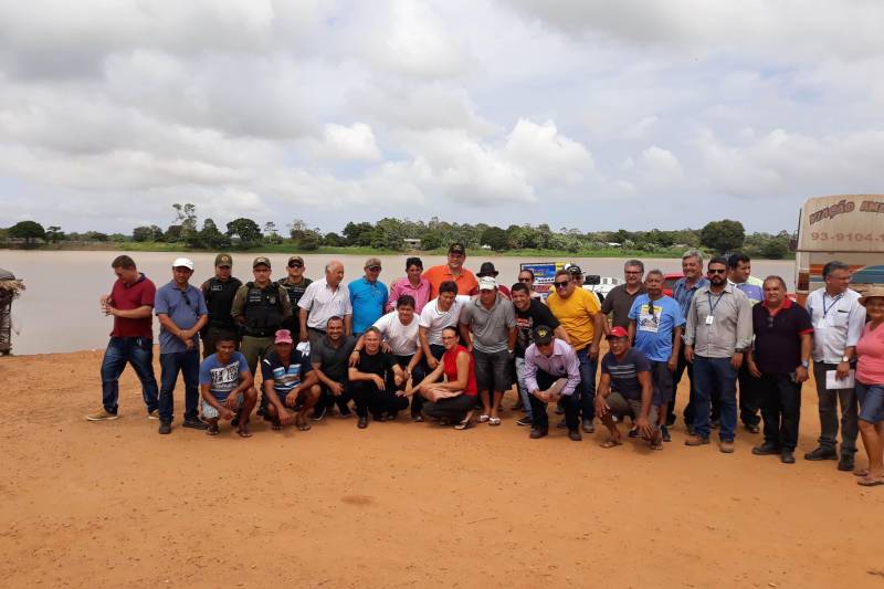 Nesta quinta feira (08), o presidente da Companhia de Portos e Hidrovias do Estado do Pará, Alexandre Von, esteve no distrito portuário de Santana do Tapará, em Santarém, situado na margem esquerda do rio Amazonas, para comunicar às lideranças, trabalhadores e operadores o inícío efetivo das obras do terminal de passageiros que será instalado na localidade, cuja Ordem de Serviço foi assinada pelo governador Simão Jatene em 25 de janeiro deste ano.
FOTO: SAMUEL ALVARENGA / SECOM
DATA: 09.02.2018
SANTANA DO TAPARÁ - PARÁ <div class='credito_fotos'>Foto: Samuel Alvarenga / Secom | <a href='/midias/2018/originais/b2720540-fd0f-43a2-b946-885a8034e225.jpg' download><i class='fa-solid fa-download'></i> Download</a></div>