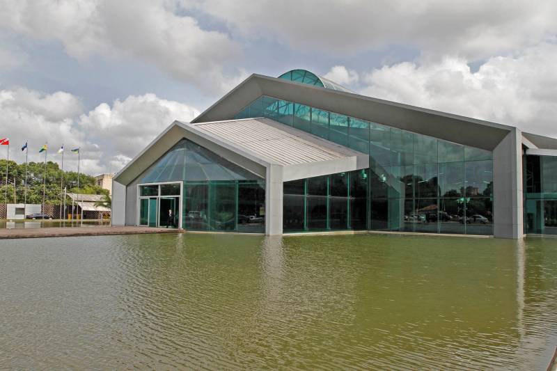 A OS Pará 2000 tem 18 anos de experiência na gestão de equipamentos turísticos. Atualmente administra a Estação das Docas, Mangal das Garças, Hangar Convenções & Feiras da Amazônia (foto), Arena Guilherme Paraense (Mangueirinho) e, mais recentemente, assumiu a gestão do Carajás Centro de Convenções e do Parque Estadual do Utinga (Peut).
FOTO: SIDNEY OLIVEIRA / ARQUIVO AG. PARÁ
DATA: 20.11.2015
BELÉM - PARÁ <div class='credito_fotos'>Foto: Sidney Oliveira/Ag. Pará | <a href='/midias/2018/originais/b2742aef-08b0-4034-bad5-341d3efdaa8d.jpg' download><i class='fa-solid fa-download'></i> Download</a></div>