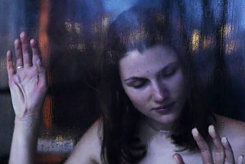O filme “Sem Amor”, dirigido pelo cineasta russo Andrey Zvyagintsev, terá pré-estreia na terça-feira (06), às 20 h, no Cine Líbero Luxardo, da Fundação Cultural do Pará (FCP). O diretor teve um de seus longas-metragens indicado ao Oscar em 2014. Agora, abordando o litígio de um casal divorciado, conquistou outra indicação ao prêmio da Academia de Artes e Ciências Cinematográficas, na categoria Melhor Filme Estrangeiro.Zhenya, interpretada por Maryana Spivak, e Boris (Alexey Rozin), estão se divorciando. Depois de anos juntos, os dois se preparam para outras experiências. Ele com a nova namorada, que está grávida, e ela com seu parceiro rico. Com tantas preocupações, eles acabam não dando atenção ao filho Alyosha, interpretado por Matvey Novikov, que desaparece misteriosamente.
FOTO: DIVULGAÇÃO
DATA:01.03.2018
BELÉM - PARÁ <div class='credito_fotos'>Foto: Divulgação | <a href='/midias/2018/originais/b274452f-38d8-472d-9ca8-e372f8a61466.jpg' download><i class='fa-solid fa-download'></i> Download</a></div>