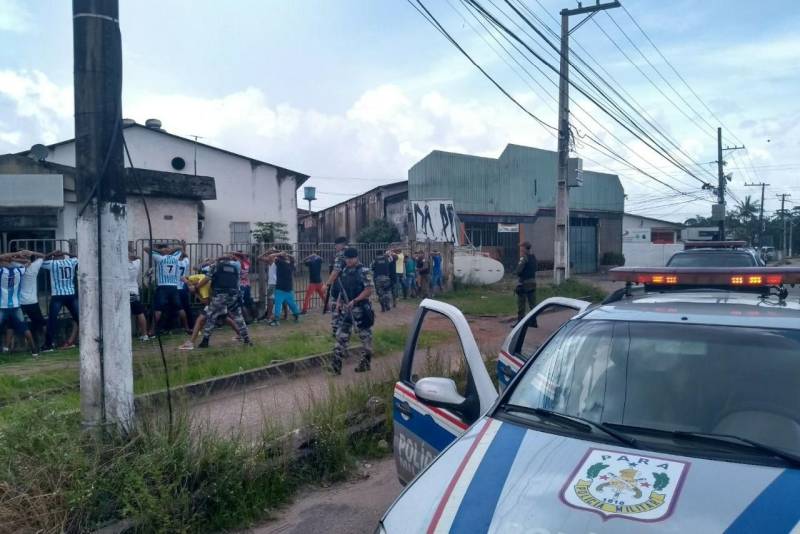 As ações de segurança referentes ao clássico entre Remo e Paysandu, na tarde deste domingo, em Belém, seguem garantindo a ordem e a segurança dos torcedores e moradores da capital e Região Metropolitana de Belém (RMB). Até às 16h deste domingo (11), nenhuma ocorrência grave foi registrada. Um princípio de tumulto entre membros de torcida organizada, dentro de um ônibus que transitava pela avenida Senador Lemos, no bairro Sacramenta, chamou a atenção das guarnições da Polícia Militar, que de imediato interveio prevenindo um possível confronto. Os envolvidos foram revistados e liberados.
FOTO: ASCOM / PMPA
DATA: 11.03.2018
BELÉM - PARÁ <div class='credito_fotos'>Foto: ASCOM / PMPA | <a href='/midias/2018/originais/b27467d8-bc63-486e-a755-1abce7a9ed9e.jpg' download><i class='fa-solid fa-download'></i> Download</a></div>