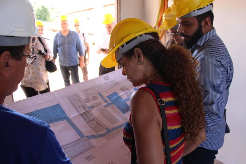 A abertura da concorrência foi anunciada à população de Palestina do Pará pela secretária estadual Izabela Jatene (foto), que está no sul e sudeste do Pará cumprindo agenda de trabalho do Programa Municípios Sustentáveis (PMS). A agenda na região começou em Palestina do Pará, com visita às obras da Escola Estadual de Ensino Fundamental 21 de Abril, que recebeu do governo estadual R$1.979.684,27 para investimento em reforma geral e ampliação.
FOTO: ANTONIO MACEDO / DIVULGAÇÃO
DATA: 09.05.2018
PALESTINA DO PARÁ - PARÁ <div class='credito_fotos'>Foto: ANTONIO MACEDO / DIVULGAÇÃO | <a href='/midias/2018/originais/b280a872-6634-42b9-aef7-9e7dd90dbc13.jpg' download><i class='fa-solid fa-download'></i> Download</a></div>