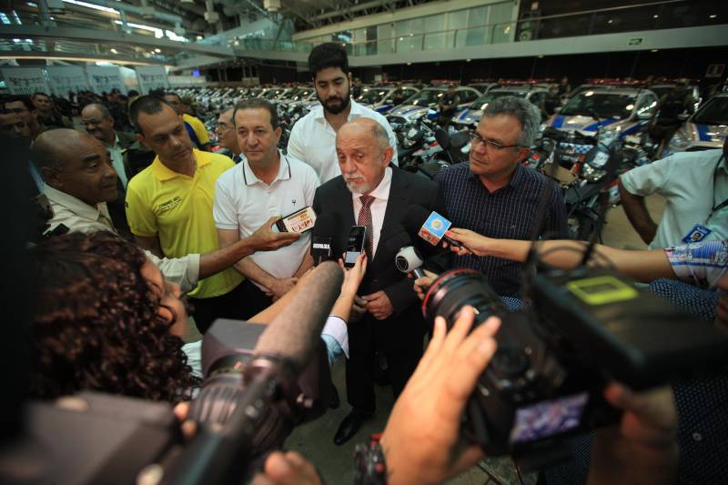 O Governo do Estado reforçou a parceria com a Prefeitura de Belém com a entrega, nesta quarta-feira (4), de 41 veículos que vão potencializar as ações de segurança na capital. A iniciativa faz parte do pacote de ações imediatas para 2018, anunciadas pelo Sistema de Segurança Pública do Estado em fevereiro deste ano contra a violência, que contempla a renovação da frota e equipamentos das Polícias Civil e Militar e fortalecimento das Guardas Municipais em todas as regiões do Estado, entre outras medidas. A entrega ocorreu no Hangar – Centro de Convenções e Feiras, em Belém. Ao todo, foram entregues 41 veículos, sendo seis picapes, dez carros modelo SUV e 25 motocicletas, totalizando um investimento de R$ R$2.062.160,00. Além das viaturas, foi firmado convênio entre o Governo do Estado e Prefeitura no valor de R$2.707.926,00 milhões para a compra equipamentos. O pacote contempla a aquisição de 300 pistolas 380, 16.200 munições e 600 coletes. As duas ações contabilizam mais de R$ 4,7 em investimentos para a Guarda Municipal de Belém. Na foto, o governador Simão Jatene.
FOTO: MÁCIO FERREIRA / AG. PARÁ
DATA: 04.07.2018
BELÉM - PARÁ <div class='credito_fotos'>Foto: MÁCIO FERREIRA/ AG. PARÁ | <a href='/midias/2018/originais/b281a7aa-cdcd-4e89-a672-de74e1e24afd.jpg' download><i class='fa-solid fa-download'></i> Download</a></div>