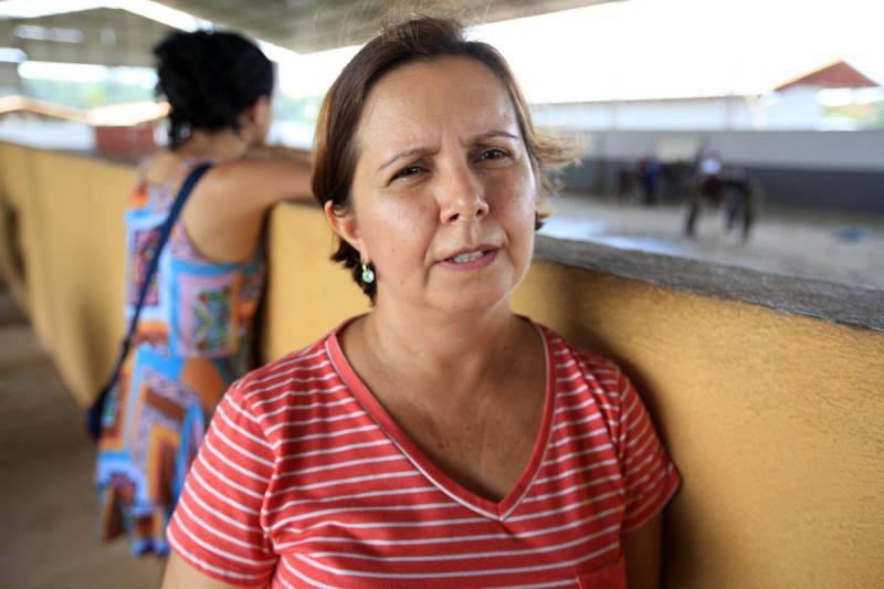 “Quando recebi a indicação de terapeutas e médicos de que meu filho autista deveria fazer equoterapia, não imaginava que conquistaríamos resultados tão maravilhosos, que ele começaria a interagir, perder o medo dos animais, melhorar a postura e ter mais autonomia”. O depoimento emocionado é de Isabel Melo (foto), mãe de João Vitor, de 10 anos, paciente do Programa de Equoterapia, realizado pela Polícia Militar do Pará.
FOTO: MÁCIO FERREIRA / AG. PARÁ
DATA: 02.04.2018
BELÉM - PARÁ <div class='credito_fotos'>Foto: MÁCIO FERREIRA/ AG. PARÁ | <a href='/midias/2018/originais/b2834962-2c47-4a67-aa33-26450aa49e65.jpg' download><i class='fa-solid fa-download'></i> Download</a></div>
