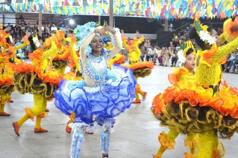 Uma noite especial foi reservada para todos os envolvidos na apresentação das quadrilhas juninas com a entrega das premiações do XV Concurso Estadual de Quadrilhas (foto), na quinta-feira (5). O concurso foi promovido pela Fundação Cultural do Pará (FCP), na Praça do Povo, no Centur. Os vencedores das quadrilhas mirins e adultos se apresentaram novamente ao púbico, além das vencedoras dos concursos de Miss Caipira, Miss Simpatia, Mulata Cheirosa e Miss Mix. Para a candidata eleita Miss Simpatia, Karla Costa, integrante da Quadrilha Rei de São João, do Bairro do Guamá, a quadrilha é uma paixão antiga. “Eu sou bicampeã no Estado e este título representa muito, pois é meu último ano em quadrilha como miss, uma paixão que vem desde 2006. São vários títulos acumulados, e encerra minha carreira com uma forma incrível. Dançar quadrilha é só pra quem ama”, declarou.
FOTO: LUCAS MOTA / ASCOM FCP
DATA: 05.07.2018
BELÉM - PARÁ <div class='credito_fotos'>Foto: LUCAS MOTA / ASCOM FCP | <a href='/midias/2018/originais/b28cf54e-c925-425b-9273-f4ccbb2fab87.jpg' download><i class='fa-solid fa-download'></i> Download</a></div>