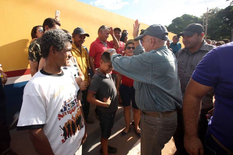 Também foram entregues nesta segunda (25) obras no distrito de Serra Pelada, em Curionópolis, sudeste do Estado. Uma das inaugurações foi a da Escola Estadual de Ensino Médio Joaquina Diamantina. A unidade de ensino teve investimento de R$ 220 mil em serviços nas redes elétrica e hidráulica, além de pintura, melhoria do forro e cobertura, assim como parte do piso, muro e calçada. Fundada em 1989, a escola foi praticamente reconstruída para atender com qualidade os 232 estudantes, nos turnos da tarde e à noite. São três salas de aula; bloco administrativo (sala da direção, sala dos professores e secretaria); uma copa cozinha, uma dispensa para armazenamento de alimentos da merenda escolar e banheiros masculino, feminino e de pessoa com deficiência (PCD). Em Curionópolis, o governador também entregou a pavimentação asfáltica de quatro quilômetros de vias urbanas, uma parceria com a Prefeitura de Curionópolis, dentro do Programa Asfalto na Cidade. Para esta obra, foram destinados R$ 1,7 milhão, que incluem serviços em terra, sub-base e base, pavimentação em CBUQ (Concreto Betuminoso Usinado a Quente) de três centímetros de espessura, meio-fio de concreto com lâmina d’água e sinalização horizontal. Curionópolis é um dos 99 municípios paraenses que assinaram com o governo o Termo de Asfalto, sendo que 33 já iniciaram as obras. Somados, os termos garantirão 529,6 km de pavimentação de vias urbanas – um investimento total de quase R$ 255 milhões do Tesouro Estadual.
FOTO: THIAGO GOMES / AG. PARÁ
DATA: 25.06.2018
CURIONÓPOLIS - PARÁ <div class='credito_fotos'>Foto: Thiago Gomes /Ag. Pará | <a href='/midias/2018/originais/b28d433d-17e7-4e22-be36-e37323aa4183.jpg' download><i class='fa-solid fa-download'></i> Download</a></div>