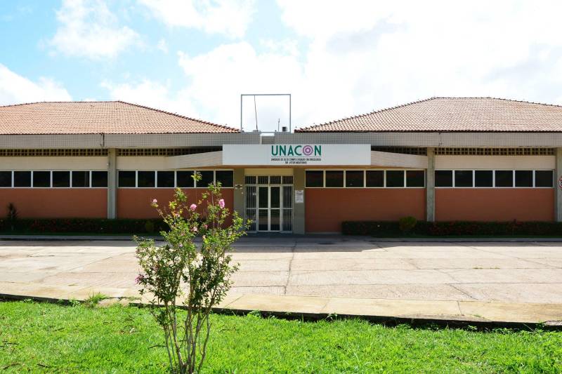 Em tratamento para câncer de mama na Unidade de Alta Complexidade em Oncologia Dr. Vitor Moutinho (Unacon), em Tucuruí, no sudeste do Pará, Neuza Alves de Oliveira aproveitou a oportunidade e participou da programação alusiva ao Março Lilás, de combate e prevenção contra o câncer de colo de útero. A unidade aderiu à campanha promovida pela Secretaria de Estado de Saúde Pública (Sespa), por meio do Núcleo de Apoio à Gestão na Atenção à Mulher no Controle do Câncer de Colo de Útero e Mama. Com o slogan “O Pará unido na prevenção e diagnóstico do câncer de colo do útero”, o grupo de trabalho de humanização da Unacon vai impulsionar a campanha na região com programação educativa até o dia 29 deste mês, levando informações sobre a importância do diagnóstico precoce da doença. Em tratamento na unidade, Neuza reconhece a importância do acompanhamento regular ao médico para evitar qualquer doença.
FOTO: DIVULGAÇÃO
DATA: 13.03.2018
TUCURUÍ - PARÁ
<div class='credito_fotos'>Foto: Divulgação | <a href='/midias/2018/originais/b2928f0d-7ce9-4d35-87c5-98166eb358b0.jpg' download><i class='fa-solid fa-download'></i> Download</a></div>