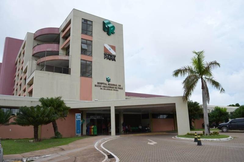 As filhas de Maria Domingas e Midene Batista ainda são jovens e têm histórias parecidas que envolvem o câncer. A doença que, segundo estimativas do Instituto Nacional do Câncer (Inca), deve ter 600 mil novos casos no Brasil somente em 2018. Desta projeção, cerca de 23 mil casos deverão ser diagnosticados na região Norte, onde o Pará é referência no diagnóstico e tratamento de câncer infantojuvenil e adulto com atuação no Hospital Oncológico Infantil Octávio Lobo, em Belém, e o Hospital Regional do Baixo Amazonas (HRBA, na foto), em Santarém.
FOTO: ASCOM / HRBA
DATA: 06.04.2018
SANTARÉM - PARÁ <div class='credito_fotos'>Foto: Ascom HRBA | <a href='/midias/2018/originais/b293750b-b6bc-4800-ae85-c7782c49a3b0.jpg' download><i class='fa-solid fa-download'></i> Download</a></div>