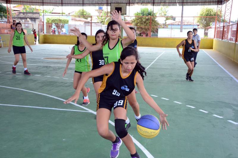 A Regional Mocajuba dos Jogos Estudantis Paraenses (JEPs), que ocorreu de 16 a 20 deste mês reunindo municípios do Baixo Tocantins, foi encerrada com festa no final de semana, pelos atletas que garantiram vagas na Etapa Estadual da competição, marcada para o período de 19 a 22 de junho, na Arena Guilherme Paraense, em Belém, com as finais transmitidas ao vivo pela TV Cultura do Pará. Na foto, o ouro no basquetebol feminino, categoria B, foi conquistado pelas alunas da Escola Estadual de Ensino Médio Professor Leonardo Negrão, de Abaetetuba.
FOTO: ELISEU DIAS / ASCOM SEDUC
DATA: 20.05.2018
MOCAJUBA - PARÁ <div class='credito_fotos'>Foto: Eliseu Dias / Ascom Seduc | <a href='/midias/2018/originais/b296bf28-0d48-4943-a84d-145e669db082.jpg' download><i class='fa-solid fa-download'></i> Download</a></div>