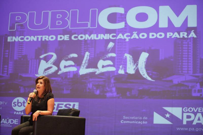 A programação neste primeiro dia começou com o debate "Jornalismo político em tempos de fake news e redes sociais: o desafio da credibilidade", que teve a participação de três jornalistas que moram em Brasília e de onde acompanham a rotina política brasileira. Adriana Vasconcelos, que foi correspondente do jornal O Globo por 15 anos, e trabalhou na cobertura de seis eleições presidenciais e Luiz Fara Monteiro, repórter do Jornal da Record, em Brasília, setorizado em política e economia, debaterem as melhores formas de identificar e conter as fake news. O debate teve a mediação da jornalista paraense Francy Rodrigues (foto), assessora do senador Randolfe Rodrigues (Rede).
FOTO: MÁCIO FERREIRA / AG. PARÁ
DATA: 11.06.2018
BELÉM - PARÁ <div class='credito_fotos'>Foto: MÁCIO FERREIRA/ AG. PARÁ | <a href='/midias/2018/originais/b2a9fa5d-8687-4815-b087-6242b15754fa.jpg' download><i class='fa-solid fa-download'></i> Download</a></div>