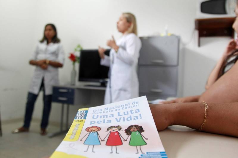 A detenta Adriane da Silva Noronha, 42 anos, descobriu o câncer no colo do útero há cinco anos. Por vergonha de fazer o exame preventivo, ela já descobriu a doença em estágio avançado. “Foram os piores anos da minha vida. Eu cheguei bem perto de morrer, simplesmente porque não ia no médico e não cuidava da minha saúde. Naquela época, eu achava que nunca ia ter nada, e morria de vergonha de ir ao médico fazer esse exame. Hoje, falo para todas as minhas colegas o quanto é importante elas darem atenção à saúde. É um exame tão rápido e que pode salvar uma vida”, relata Adriane Noronha, cujo alerta abriu a programação especial alusiva ao Dia Internacional da Mulher, destinada às internas custodiadas no Centro de Recuperação Feminino (CRF), em Ananindeua, na Região Metropolitana de Belém. O evento ocorreu na Unidade Básica de Saúde (UBS), que funciona dentro do centro de detenção, com o objetivo de orientar as presas sobre a prevenção do câncer de colo do útero. As detentas assistiram a palestras com enfermeiras, assistentes sociais e psicólogas da unidade, recebendo orientações sobre prevenção do câncer de colo do útero e a importância do exame Papanicolau, que tem o objetivo de detectar precocemente células cancerosas no colo do útero. O exame deve ser realizado em todas as mulheres de 21 a 65 anos, pelo menos uma vez ao ano.
FOTO: AKIRA ONUMA
DATA: 08.03.2018
BELÉM - PARÁ <div class='credito_fotos'>Foto: Akira Onuma / Ascom Susipe | <a href='/midias/2018/originais/b2abb98e-d70e-4032-8f4a-2903be3667a4.jpg' download><i class='fa-solid fa-download'></i> Download</a></div>