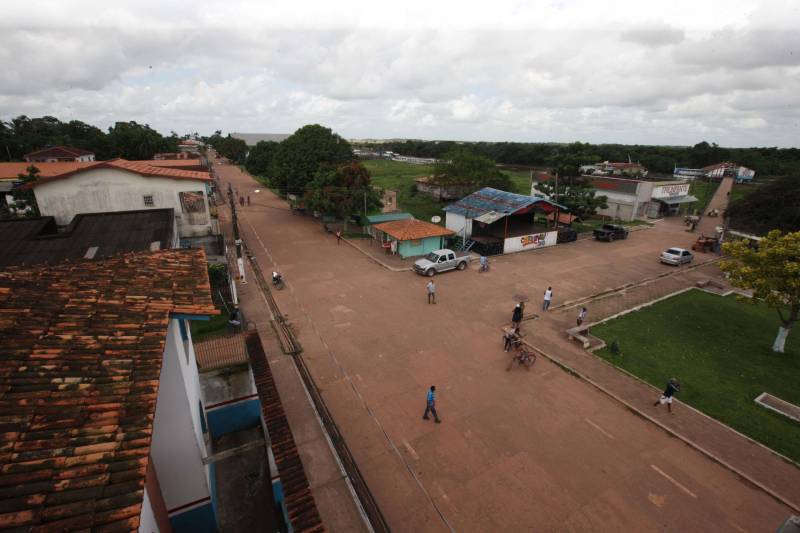 Inspiração para o livro "Chove nos Campos de Cachoeira" do escritor Dalcídio Jurandir, a bela cidade de Cachoeira do Arari, no arquipélago do Marajó, celebrará 185 anos de emancipação política, no próximo dia 10 de maio. Dalcídio morou toda a sua infância no município. A cidade também é o berço de uma das maiores cantoras e compositoras da música paraense, Dona Onete. Esses são alguns detalhes do município, que terá várias ações sociais, cívicas, esportivas e shows culturais, nas comemorações da data de aniversário. A programação se inicia na noite desta terça-feira (08), com a apresentação da banda “Gilmarajoara Bruno Saudade e Cia”. A partir de amanhã, serão ofertados serviços de emissão de documentos, exames de sangue, corte de cabelo, manicure e pedicure, atendimento preventivo odontológico de crianças e até doação de prêmios serão ofertados à população. Os embalos musicais continuam até quinta-feira, 10, com as bandas “Quero Mais”, “Bruno e Trio”, além de muitos grupos locais.
FOTO: ELISEU DIAS / ARQUIVO AG. PARÁ
DATA: 13.03.2013
CACHOEIRA DO ARARI - PARÁ <div class='credito_fotos'>Foto: Agência Pará | <a href='/midias/2018/originais/b2bb320a-c0ff-445a-ade8-39bd6820f8f6.jpg' download><i class='fa-solid fa-download'></i> Download</a></div>