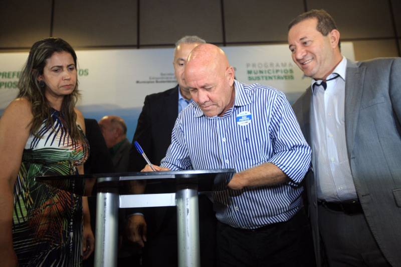 O primeiro dia do Fórum Permanente de Prefeitas e Prefeitos dos Municípios Sustentáveis contou com a participação de 85 prefeitos , 17 vices e 21 secretários municipais dos 141 municípios manifestaram interesse em adotar as diretrizes do programa. Para o governador Simão Jatene, esta grande participação simboliza a união de agentes públicos que colocaram os interesses coletivos acima dos interesses individuais para construir um estado melhor para todos. Com o tema “Gestão Compartilhada”, o evento traz as experiências e os desdobramentos das agendas governamentais que foram planejadas em parceria com as gestões municipais. Através da Secretaria Extraordinária de Municípios Sustentáveis (Semsu) Governo do Pará, por meio da Semsu, investe na capacitação dos municípios para a promoção de uma gestão fiscal eficiente. Para Izabela Jatene, este primeiro dia serviu para sinalizar o quanto os gestores estão preocupados com o equilíbrio da questão fiscal dos municípios e em desenvolver uma governança compartilhada para desenvolver seus municípios.
FOTO: THIAGO GOMES / AG. PARÁ
DATA: 07.02.2018
BELÉM - PARÁ <div class='credito_fotos'>Foto: Thiago Gomes /Ag. Pará | <a href='/midias/2018/originais/b2bbe68b-2257-44e0-bb25-d37619018d6a.jpg' download><i class='fa-solid fa-download'></i> Download</a></div>