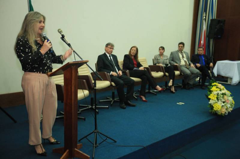 Foi realizada hoje (14/06) a cerimônia de posse da presidência do Tribunal Administrativo de Recursos Fazendários (TARF) para o biênio 2018/2020,  no auditório da Secretaria da Fazenda, Sefa, em Belém. O Tribunal é o órgão colegiado responsável pela solução de litígios entre a Fazenda Pública do Pará e os contribuintes de tributos estaduais, em segunda instância. Assumiu a presidência do TARF a auditora fiscal de receitas estaduais Roseli de Assunção Naves, que já atuou como conselheira no TARF e deixa a  Diretoria de Tributação da Sefa para assumir a nova função. Em seu discurso, ela agradeceu a indicação e pediu o apoio dos servidores para assumir o novo desafio,visando aprimorar as ações do contencioso fiscal. O secretário da Fazenda, Nilo Noronha, foi representado pela subsecretária de administração tributária, Rute Tostes (foto), que presidiu a cerimônia. Ela destacou que a composição paritária do Tribunal, onde atuam servidores do Fisco e dos contribuintes, concorre para a justiça fiscal. “É inegável que na composição do TARF estão profissionais empenhados e capacitados”, disse ela.

FOTO: MÁCIO FERREIRA / AG. PARÁ
DATA: 14.06.2018
BELÉM - PARÁ <div class='credito_fotos'>Foto: MÁCIO FERREIRA/ AG. PARÁ   |   <a href='/midias/2018/originais/b2bfc45b-7f29-4cb7-a085-da8802861e7d.jpg' download><i class='fa-solid fa-download'></i> Download</a></div>