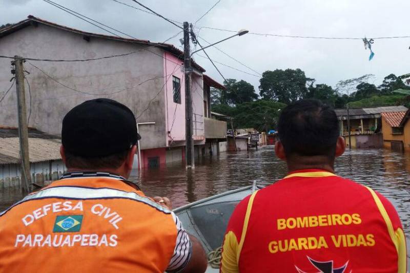 A Defesa Civil do Pará está em plena execução do Plano de Contingência para desastres hidrometeorológicos 2018-2019. As ações têm o sentido de atender municípios em situações mais críticas por conta da intensidade das chuvas previstas para o período do inverno amazônico. A atenção está voltada a possíveis cheias de rios localizados no sul e sudeste paraense, cheias em decorrência das intensas chuvas. Segundo a Defesa Civil, as chuvas nas duas regiões já chegaram 80% do previsto para todo o mês de fevereiro. As equipes de socorro estão monitorando os rios Itacaiúnas, Tocantins, Araguaia e Parauapebas. No último trimestre, compreendido entre outubro a dezembro de 2017, foram registrados 470 mm de índice pluviométrico, 20 pontos a mais que a média histórica entre 1981 e 2010, que foi de 450 mm. 

FOTO: DIVULGAÇÃO
DATA: 10.02.2018
PARAUAPEBAS - PARÁ <div class='credito_fotos'>Foto: Divulgação   |   <a href='/midias/2018/originais/b2c17f06-9d7a-4335-b6f5-78dea3d17e29.jpg' download><i class='fa-solid fa-download'></i> Download</a></div>