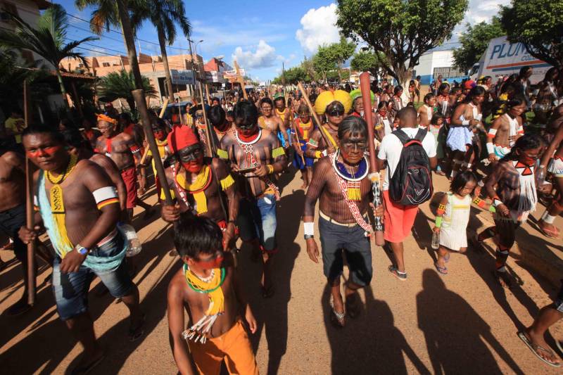 Uma caminhada pelas principais ruas de São Félix do Xingu foi o ponto alto da programação da Semana dos Povos Indígenas nesta quarta-feira (18). Os índios se concentraram em frente à Secretaria Municipal de Cultura, entoando cantos de guerra e dançando na luta por direitos. Uma das principais reivindicações é a retomada de territórios e a gestão ambiental dessas áreas. Durante a passeata, caciques se revezavam proferindo palavras de ordem, enquanto todos seguiam em cadência rumo à Praça do Triângulo, onde ocorre grande parte das atividades. A passeata foi também um protesto contra a exoneração de Franklimberg Ribeiro de Freitas da presidência da Fundação Nacional do Índio (Funai). Ele teria sido demitido pelo presidente Michel Temer a pedido de deputados da bancada ruralista, em Brasília.
FOTO: RODOLFO OLIVEIRA / AG. PARÁ
DATA: 18.04.2018
SÃO FÉLIX DO XINGU - PARÁ <div class='credito_fotos'>Foto: Rodolfo Oliveira/Ag. Pará | <a href='/midias/2018/originais/b2c67e61-8483-487d-8831-64428950a888.jpg' download><i class='fa-solid fa-download'></i> Download</a></div>