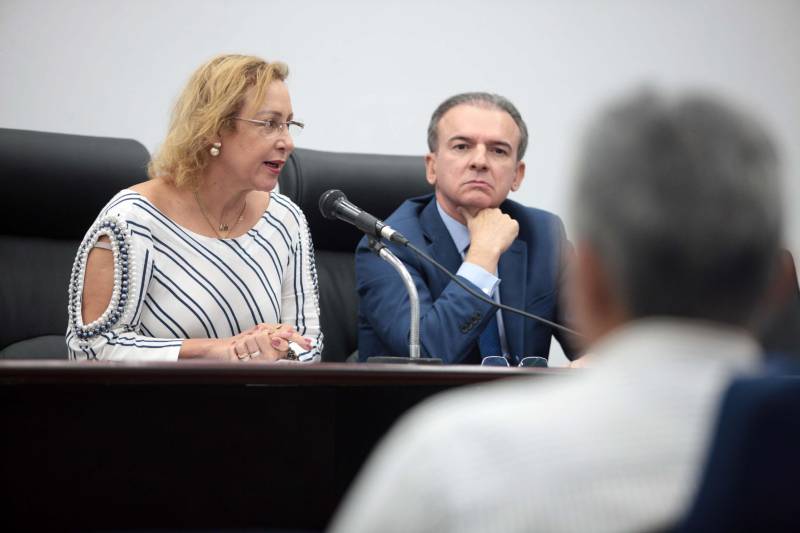 O Supremo Tribunal Federal (STF) acatou, nesta quarta-feira, 20, pedido do Governo do Estado, via Procuradoria-Geral do Estado (PGE), e suspendeu a decisão do Tribunal de Justiça do Estado do Pará (TJPA) sobre o pagamento do piso salarial aos professores. A Suspensão da liminar foi repassada à imprensa na tarde desta quarta-feira, em entrevista coletiva concedida pela secretária de Estado de Administração, Alice Viana (e), e pelo Procurador Geral do Estado, Ophir Cavalcante Junior (d). O piso salarial do magistério para o exercício de 2018 foi fixado pelo Ministério da Educação (MEC) em R$ 2.455,00. No Pará, o vencimento-base (composto por duas parcelas fixas), corresponde a R$ 3.772,69, “valor 49% superior ao piso nacional”, frisa a PGE. Já a remuneração média para o magistério no Estado é de cerca de R$ 4.800,00, superior em 95% ao atual piso nacional.
FOTO: MÁCIO FERREIRA / AG. PARÁ
DATA: 20.06.2018
BELÉM - PARÁ <div class='credito_fotos'>Foto: MÁCIO FERREIRA/ AG. PARÁ | <a href='/midias/2018/originais/b2ca9673-0505-4268-b724-772c01885d71.jpg' download><i class='fa-solid fa-download'></i> Download</a></div>