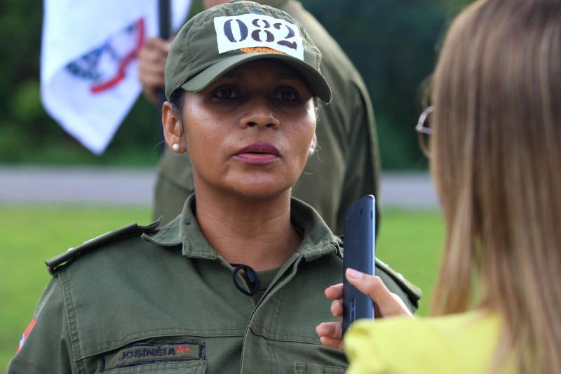 Cerca de 2.400 policiais militares que estão em processo de formação por meio dos Cursos de Formação de Praças (CFP), de Oficiais (CFO), de Habilitação de Oficiais (CHO) e de Adaptação de Oficiais (CHO). Durante a caminhada (foto), a Academia de Polícia Militar “Cel Fontoura” executou a primeira marcha administrativa para exercitar os pelotões do Curso de Formação de Oficiais (CFO) e do Curso de Adaptação de Oficiais da PMPA (CADO) nos deslocamentos a pé por longos percursos. A caminhada de 10 Km contou com a participação de 183 alunos da Academia de Polícia Militar. Josineia Martins, 34 anos (foto), faz parte da corporação há quase 10 anos como praça. Em 2016, com o concurso para oficiais, ela, que é formada em Pedagogia pela Uepa, resolveu se inscrever.
FOTO: MÁCIO FERREIRA / AG. PARÁ
DATA: 15.02.2018
MARITUBA - PARÁ <div class='credito_fotos'>Foto: MÁCIO FERREIRA/ AG. PARÁ | <a href='/midias/2018/originais/b2cb6ada-706c-4e0e-8269-372f84a72a20.jpg' download><i class='fa-solid fa-download'></i> Download</a></div>