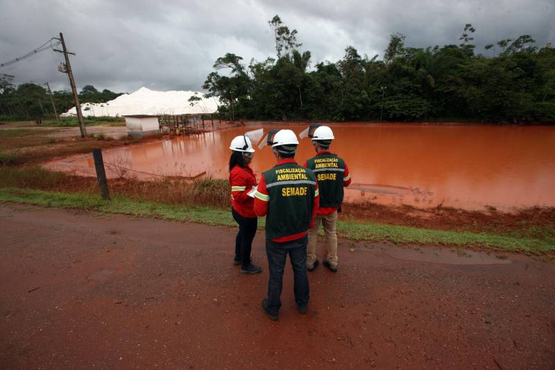 A Secretaria de Estado de Meio Ambiente e Sustentabilidade (Semas) notificou oficialmente a Hydro, na tarde desta terça-feira (27), por conta do não cumprimento do prazo de 48 horas dado na sexta-feira (23) pelo governo para que a empresa reduzisse os níveis das bacias de resíduos ao nível de, pelo menos, um metro, conforme determina a legislação ambiental. A notificação foi entregue por técnicos da Semas na sede da refinaria, em Barcarena, a 112 quilômetros de Belém. A determinação é que a produção seja reduzida pela metade.
FOTO: THIAGO GOMES / AG PARÁ
DATA: 27.02.2018
BARCARENA - PARÁ <div class='credito_fotos'>Foto: Thiago Gomes /Ag. Pará | <a href='/midias/2018/originais/b2cbd2bf-4606-4af0-ad82-40087e1a7bd8.jpg' download><i class='fa-solid fa-download'></i> Download</a></div>