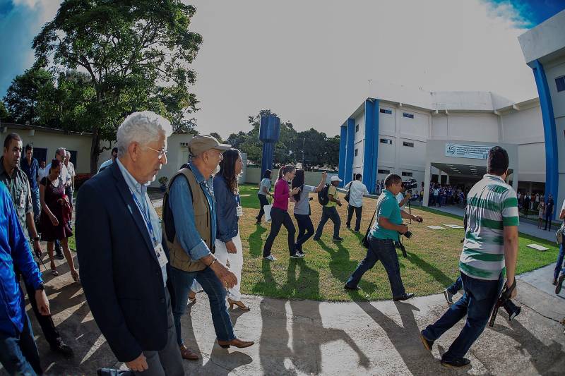 Governador Simão Jatene e comitiva da Uepa durante inauguração do bloco IV, do campus VIII da Uepa, em Marabá, na tarde desta sexta-feira, 6.
FOTO: NAILANA THIELY
DATA: 06.04.18
MARABÁ-PARÁ <div class='credito_fotos'>Foto: Agência Pará | <a href='/midias/2018/originais/b2d2f532-4cfc-4bb3-a671-2b1aee934385.jpg' download><i class='fa-solid fa-download'></i> Download</a></div>