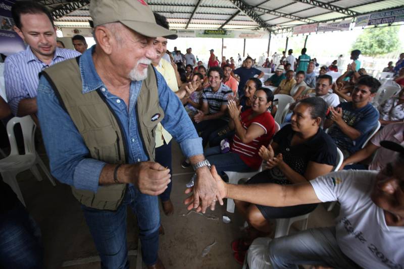 Onze municípios do sul e sudeste paraense recebem recursos do Estado para recuperar ruas e vicinais atingidas pelas enchentes e fortes chuvas que caem na região. Em agenda oficial nesta sexta-feira (6), o governador Simão Jatene assinou, pela manhã, no Parque de Exposições Valeu Boi Leilões, em Rio Maria, os convênios que garantem o repasse de cerca de R$ 4 milhões. As obras de caráter emergencial serão executadas pelas prefeituras em parceria com a Secretaria de Estado de Transportes (Setran). O objetivo é recuperar a trafegabilidade nessas localidades e assegurar o direito de ir e vir da população. Na manhã desta sexta, foram assinados nove convênios, com os municípios de Redenção, Pau D’Arco, São Félix do Xingu, Santa Maria das Barreiras, Tucumã, Água Azul do Norte, Xinguara, Bannach e Rio Maria. Além da Setran, participam da ação o Centro Regional de Governo do Sudeste do Pará e a Defesa Civil. “O valor do investimento em cada município vai depender da necessidade verificada pelas equipes do Estado e das prefeituras. O recurso não será usado para reconstruir vias, mas para restabelecer a trafegabilidade”, disse o secretário de Transportes, Kléber Menezes.
FOTO: ANTÔNIO SILVA / AG. PARÁ
DATA: 06.04.2018
RIO MARIA - PARÁ <div class='credito_fotos'>Foto: Antônio Silva/Ag. Pará | <a href='/midias/2018/originais/b2d749ef-020b-4e32-9344-dcfe7a7fba65.jpg' download><i class='fa-solid fa-download'></i> Download</a></div>
