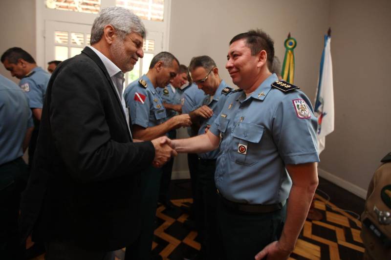 Setenta e duas personalidades civis e militares receberam, na manhã desta terça-feira, 20, no auditório do Palácio dos Despachos, em Belém, a Medalha do Mérito Governador Lauro Sodré, concedida por ocasião das comemorações pelos 101 anos de criação da Casa Militar da Governadoria do Estado, fundada em 12 de fevereiro de 1917. A honraria é destinada a personalidades que prestaram serviços relevantes ao Pará e suas instituições, especialmente à Governadoria do Estado. A solenidade foi aberta pelo governador Simão Jatene, que fez questão de parabenizar a todos os servidores da Casa Militar da Governadoria e aos agraciados com a Medalha Lauro Sodré.
FOTO: ANTONIO SILVA / AG. PARÁ
DATA: 20.02.2018
BELÉM - PARÁ <div class='credito_fotos'>Foto: Antônio Silva/Ag. Pará | <a href='/midias/2018/originais/b2e4fe02-896d-4ebf-ab94-78d783837fe8.jpg' download><i class='fa-solid fa-download'></i> Download</a></div>