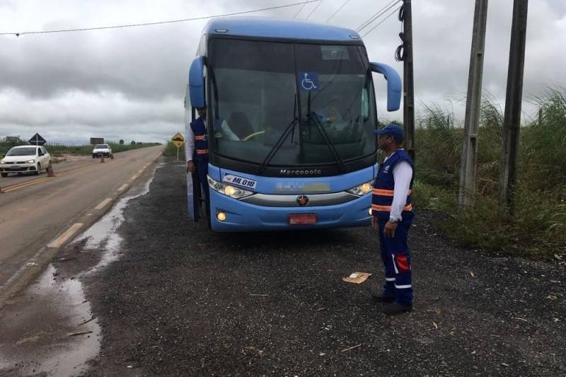 A Agência de Regulação e Controle de Serviços Públicos do Estado do Pará (Arcon-PA) realizou, durante todo o mês de abril,várias operações de fiscalização nos municípios das regiões sudeste e sudoeste do Estado. Em Marabá (foto), as equipes realizaram a operação no posto da Polícia Rodoviária Federal (PRF), na BR-155, sentido Eldorado dos Carajás.
FOTO: ASCOM ARCON
DATA: 27.04.2018
MARABÁ - PARÁ <div class='credito_fotos'>Foto: Ascom Arcon | <a href='/midias/2018/originais/b2f07d2a-b8e0-4e4b-8794-1e425059fa5f.jpg' download><i class='fa-solid fa-download'></i> Download</a></div>