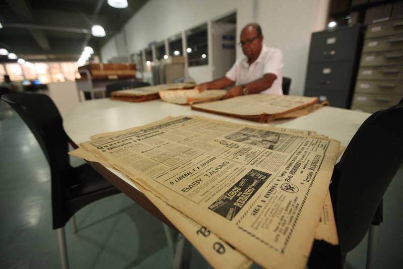 Ao entrar na Biblioteca Arthur Viana, localizada no Centro Cultural e Turístico Tancredo Neves (Centur), é possível visualizar e sentir as diferenças logo ao chegar. O espaço, que desde 2015 passava por reformas, está completamente pronto para sua reinauguração, que deve acontecer já na próxima semana. Iluminação adequada, climatização renovada, mudança de estantes e outros móveis que contribuíram para a ampliação do espaço, além de um verdadeiro upgrade em diversos espaços de convivência, serviços e estudos, trouxeram novos ares a centenária biblioteca.
FOTO: THIAGO GOMES / AG. PARÁ
DATA: 27.04.2018
BELÉM - PARÁ <div class='credito_fotos'>Foto: Thiago Gomes /Ag. Pará | <a href='/midias/2018/originais/b2f54add-64b5-43c3-80bb-2b6060bb12c0.jpg' download><i class='fa-solid fa-download'></i> Download</a></div>