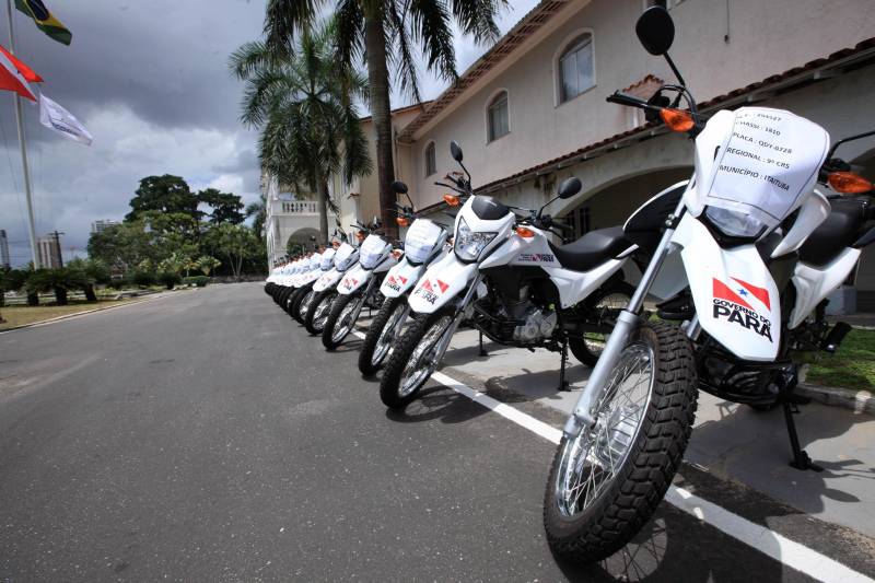 Quase R$ 2 milhões em equipamentos para o combate a malária no Pará foram distribuídos, nesta quarta-feira (7), em cerimônia no Palácio do Governo, em Belém. No total 38 microscópios, 21 motocicletas e 9 caminhonetes foram entregues, pelo governador Simão Jatene, a representantes de 11 municípios beneficiados, de diferentes regiões do Pará. Na ocasião, o governo também homenageou servidores estaduais que atuam há mais de 30 anos no combate a endemias e dedicaram anos de profissionalismo, compromisso e responsabilidade com o trabalho na Vigilância em Saúde Pública do Estado do Pará.
FOTO: MÁCIO FERREIRA / AG. PARÁ
DATA: 07.03.2018
BELÉM - PARÁ <div class='credito_fotos'>Foto: MÁCIO FERREIRA/ AG. PARÁ | <a href='/midias/2018/originais/b2fa0ceb-9d2e-4395-827d-12da1086a4e5.jpg' download><i class='fa-solid fa-download'></i> Download</a></div>